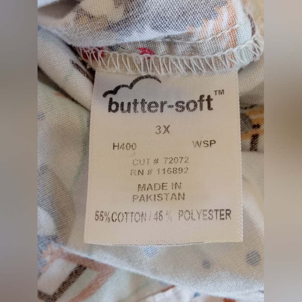 Butter-Soft Multicolor Sleighing Puppies Scrub Top 3X - Picture 4 of 4